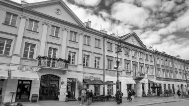 Varşova 'nın tarihi caddeleri canlı mimari ve hareketli atmosferle ele geçirildi..