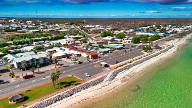 Denham WA 'nın insansız hava aracı panoraması liman, plajlar ve açık mavi gökyüzünü gösteriyor..