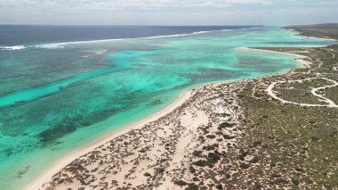 Osprey Körfezi WA 'nın panoramik hava manzarası. Parlak güneş ışığı altında tekne, resif ve manzaralı kıyı şeridi..