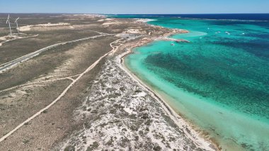 Mercan resifi ve tropikal deniz manzaralı Coral Bay Batı Avustralya 'nın panoramik hava manzarası.