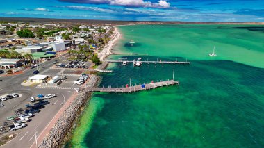 Denham WA 'nın insansız hava aracı panoraması liman, plajlar ve açık mavi gökyüzünü gösteriyor..