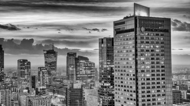 Varşova 'nın gece hava perspektifi şehir mimarisini ve ışıltılı şehir manzarasını vurguluyor.