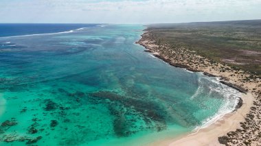 Exmouth 'taki Turkuaz Sahili' nin insansız hava aracı görüntüleri beyaz kum ve turkuaz okyanusu gösteriyor..