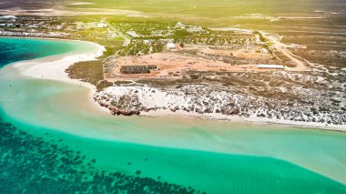 Mercan resifi ve tropikal deniz manzaralı Coral Bay Batı Avustralya 'nın panoramik hava manzarası.