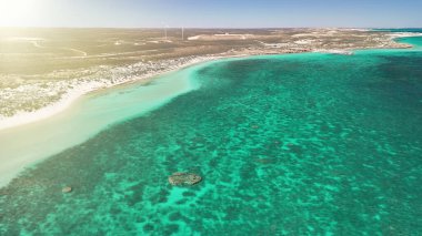 Mercan resifi ve tropikal deniz manzaralı Coral Bay Batı Avustralya 'nın panoramik hava manzarası.