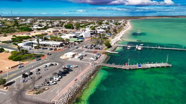 Güneşli bir günde kıyı şeridi ve turkuaz sularıyla Batı Avustralya 'daki Denham kasabasının hava manzarası..