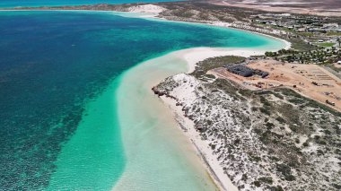 Mercan resifi ve tropikal deniz manzaralı Coral Bay Batı Avustralya 'nın panoramik hava manzarası.