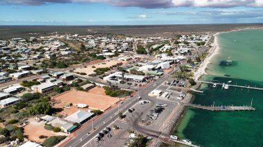 Denham WA 'nın insansız hava aracı panoraması liman, plajlar ve açık mavi gökyüzünü gösteriyor..
