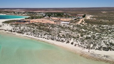 Mercan resifi ve tropikal deniz manzaralı Coral Bay Batı Avustralya 'nın panoramik hava manzarası.