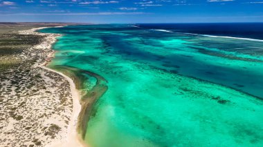 Osprey Körfezi WA 'nın panoramik hava manzarası. Parlak güneş ışığı altında tekne, resif ve manzaralı kıyı şeridi..