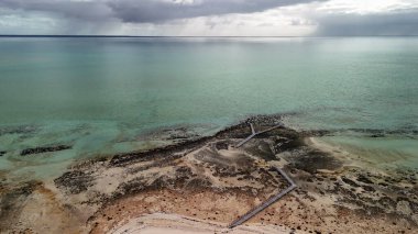 Hamelin Havuzu WA 'nın kıyı şeridini ve sığ deniz düzlüklerini aydınlatan manzara manzarası.