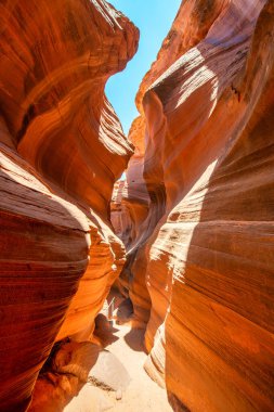 Antilop Kanyonu 'nun manzarası. Sıcak yaz ışığı kayaların ve kumların dokusunu güçlendiriyor..