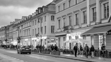 Varşova - 11 Ekim 2025 Varşova 'nın canlı Nowy swiat Caddesi ve aydınlanmış mimarisinin yer aldığı kentsel gece sahnesi. 