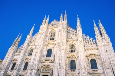 Milano Duomo üzerinden günbatımı renkleri
