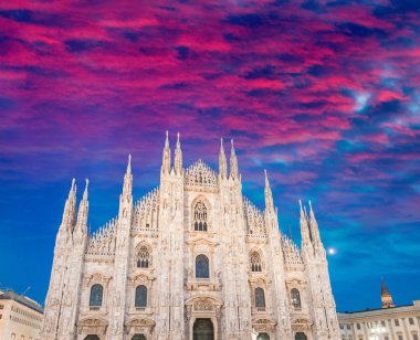 Milano Duomo üzerinden günbatımı renkleri