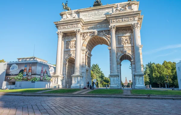 Touristes sous Arc de Paix à Milan — Photo