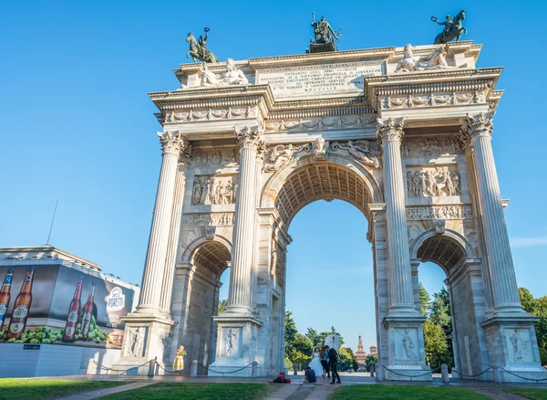 Touristes sous Arc de Paix. Milan — Photo