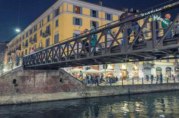 Turistas em Navigli à noite. Milão — Fotografia de Stock