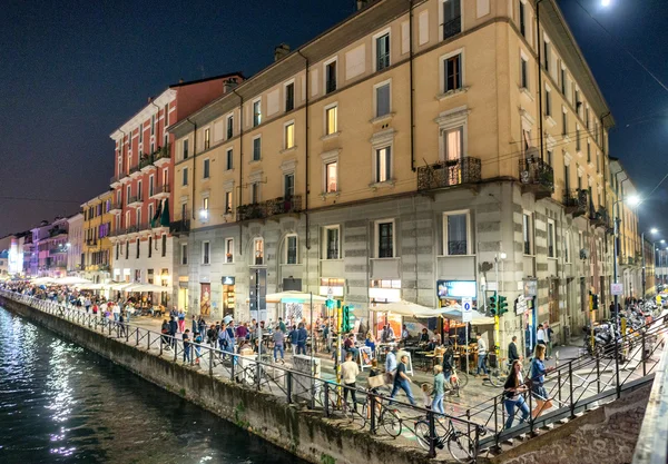 Τουρίστες απολαμβάνουν κανάλι Navigli του Μιλάνου — Φωτογραφία Αρχείου