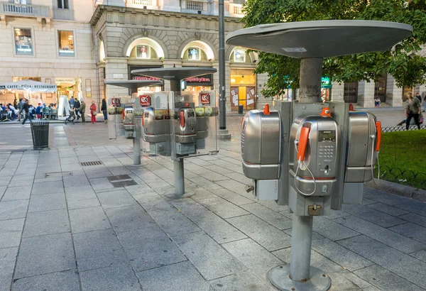 Milan - 25 září 2015: Otevřený telefonní budce poblíž Piazza del Duo — Stock fotografie