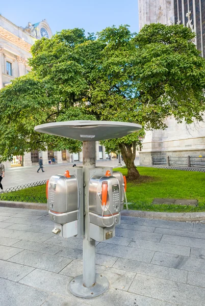 MILAN - 25 SEPTEMBRE 2015 : Cabine téléphonique près de Piazza del Duo — Photo