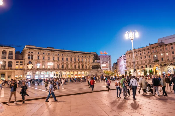 Turistas na Piazza del Duomo, Milão — Fotografia de Stock