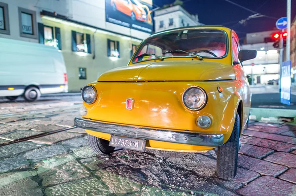 Velho 500 Fiat carro em Milão — Fotografia de Stock