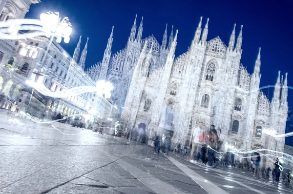 Vue nocturne floue sur Milan Duomo — Photo