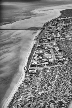 Francois Peron Ulusal Parkı 'nın canlı renkler ve doğal karşıtlık gösteren insansız hava aracı görüntüsü.