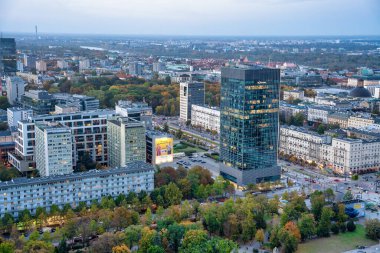 Varşova 'nın gece hava perspektifi aydınlatılmış binaları ve metropol caddelerini vurguluyor.