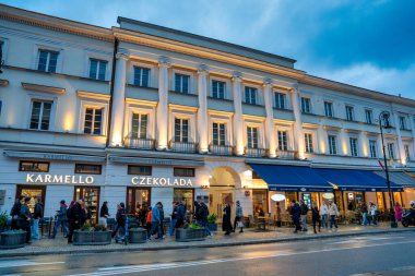 Varşova - 11 Ekim 2025: Canlı Nowy wiat Caddesi ve aydınlanmış mimarinin yer aldığı Varşova gece sahnesi. 