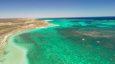 Mercan resifi ve tropikal deniz manzaralı Coral Bay Batı Avustralya 'nın panoramik hava manzarası.
