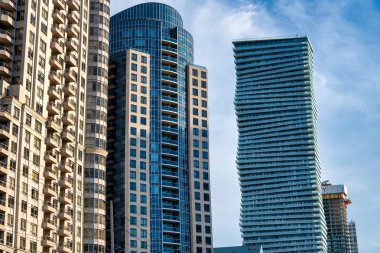 Ontario 'da modern binalar, cam kuleler ve canlı kentsel gelişim içeren Mississauga şehir manzarası.