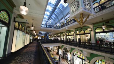 Sydney, Avustralya - 19 Ağustos 2018: Geniş ikonik Sydney alışveriş merkezi iç mekanı, canlı perakende atmosfer ve çağdaş tasarım. 