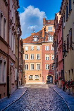 Varşova Eski Kasabası 'nın panoramik çekimi Miasto Meydanı' nı ve etrafını aydınlatıyor.