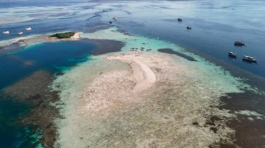 Komodo Ulusal Parkı 'ndaki Pulau Karangan' ın hava manzarası canlı mercan resifleri ve turkuaz suları gösteriyor..