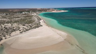 Mercan resifi ve tropikal deniz manzaralı Coral Bay Batı Avustralya 'nın panoramik hava manzarası.