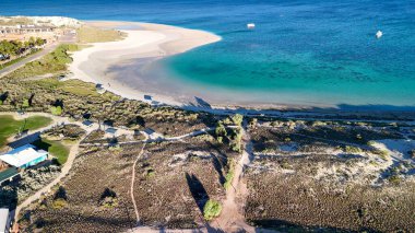 Batı Avustralya 'daki Mercan Körfezi ve sahil manzarası turkuaz okyanus ve beyaz kumla kaplı..