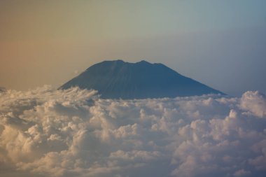 Bali 'deki Batur Dağı' nın üzerinde uçarken uçaktan çarpıcı bir hava perspektifi ile.
