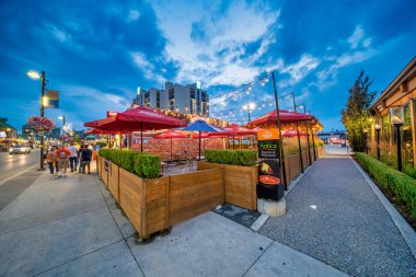 Niagara Şelalesi, Ontario - 5 Ağustos 2024: Şehir gece hayatı Niagara Şelaleleri 'nde ele geçirildi Ontario caddeleri ve aydınlık binaları gösteriyor.