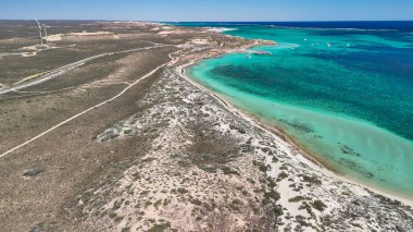 Coral Bay kıyı şeridinin insansız hava görüntüsü temiz mavi suları ve WA 'daki kumlu sahili gösteriyor..