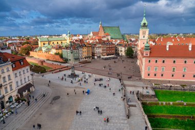 Varşova 'nın manzaralı manzarası şehir kulesinden ele geçirildi..