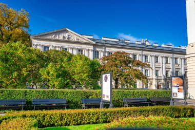 Varşova Üniversitesi 'nin şehir fotoğrafçılığı akademik binalarla çevrili bahçeleri gösteriyor.