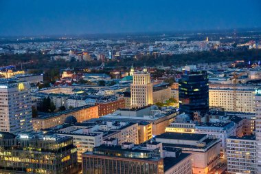 Varşova 'nın gece hava perspektifi şehir mimarisini ve ışıltılı şehir manzarasını vurguluyor.