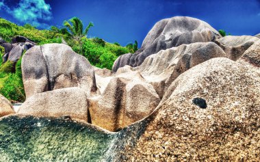 Seyşeller Takımadası 'ndaki La Digue Adası' nın muhteşem manzarası.