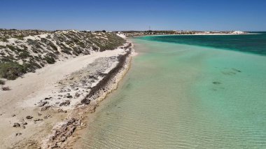 Batı Avustralya 'daki Mercan Körfezi ve sahil manzarası turkuaz okyanus ve beyaz kumla kaplı..