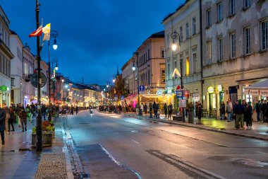 Varşova - 11 Ekim 2025: Canlı Nowy wiat Caddesi ve aydınlanmış mimarinin yer aldığı Varşova gece sahnesi. 