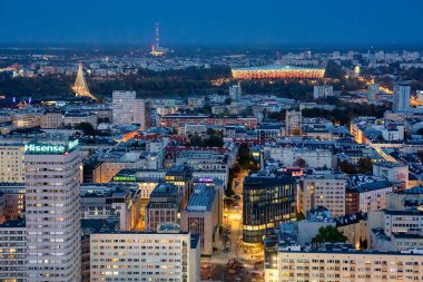 Varşova 'nın gece hava perspektifi şehir mimarisini ve ışıltılı şehir manzarasını vurguluyor.