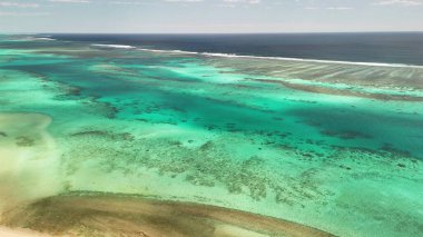 Osprey Körfezi WA 'nın panoramik hava manzarası. Parlak güneş ışığı altında tekne, resif ve manzaralı kıyı şeridi..