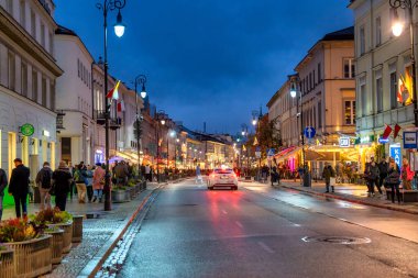 Varşova - 11 Ekim 2025: Canlı Nowy wiat Caddesi ve aydınlanmış mimarinin yer aldığı Varşova gece sahnesi. 